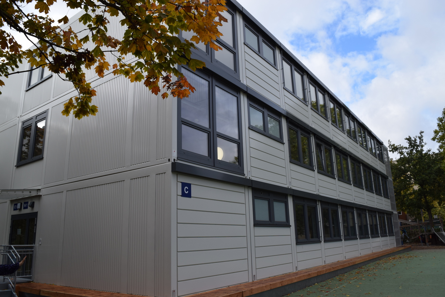 Das dreistöckige Containerbauwerk auf dem Hof der Kurt-Tucholsky-Schule bietet zwölf Klassenräume und zusätzliche Teilungsräume.