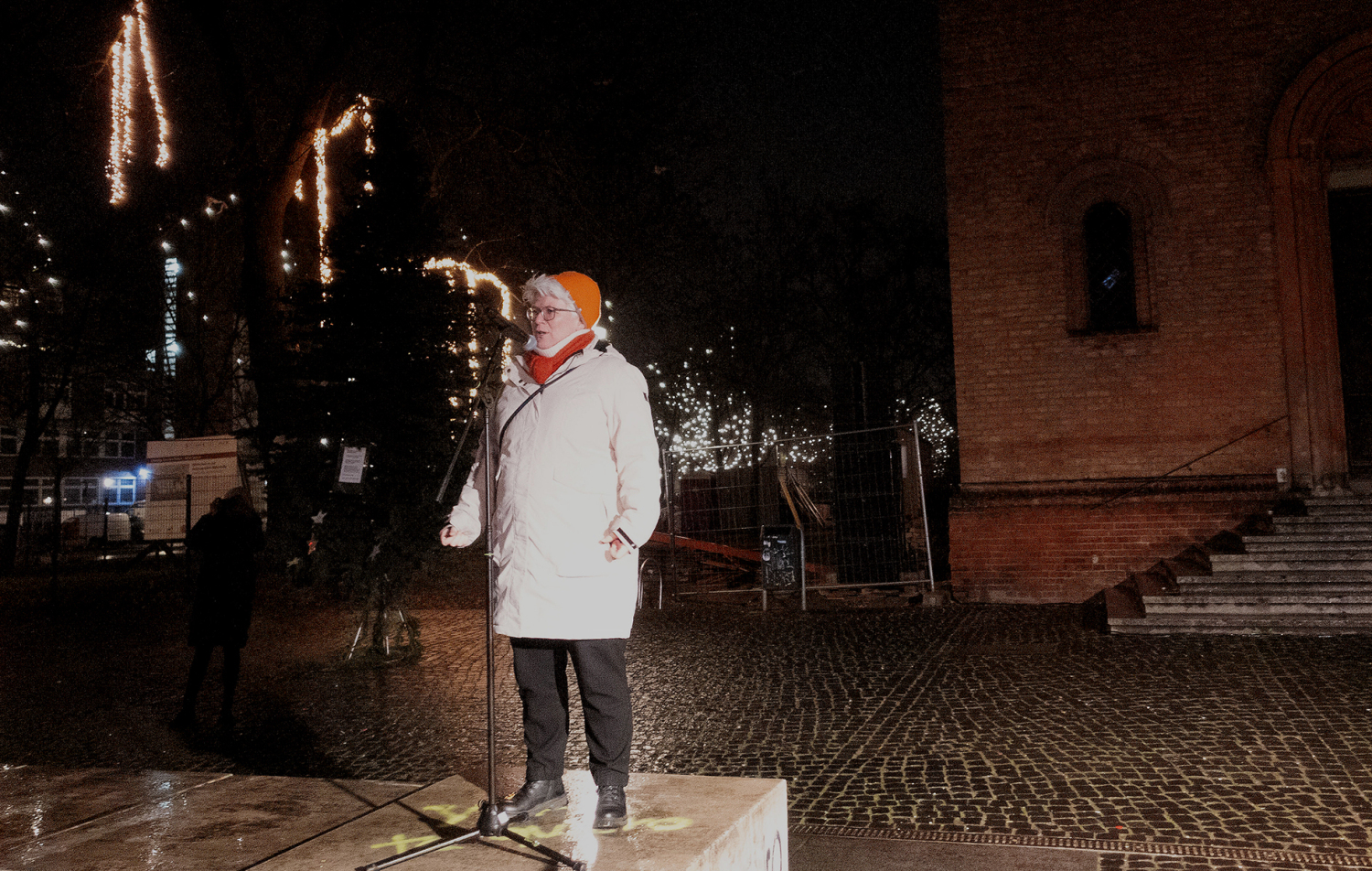 Bezirksbürgermeisterin Stefanie Remlinger eröffnet das Event "Garden of Light" auf dem Leopoldplatz