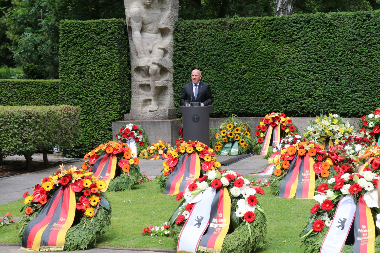Kai Wegner bei seiner Rede auf dem Urnenfriedhof.