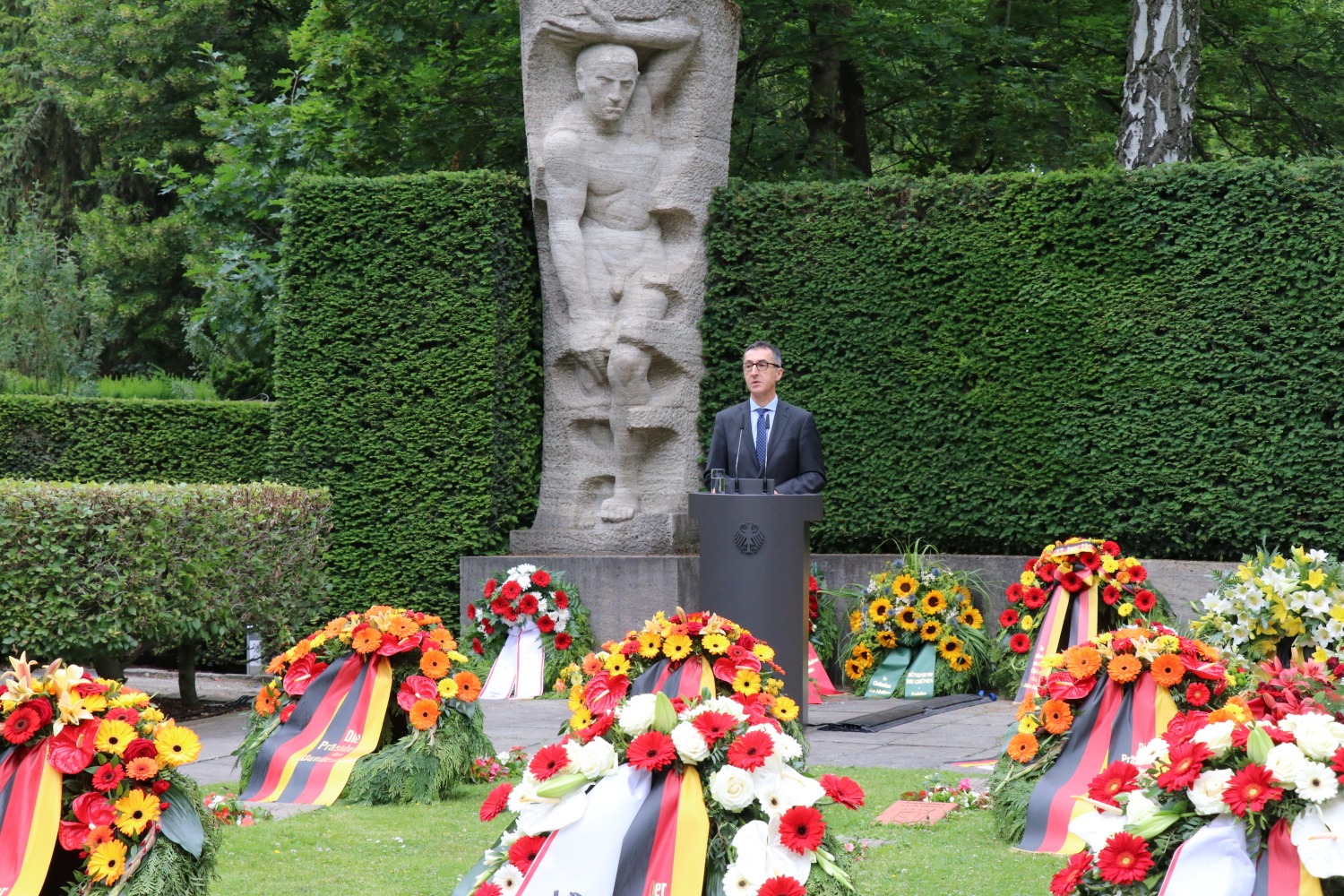 Cem Özdemir bei seiner Rede zum Gedenken auf dem Urnenfriedhof.