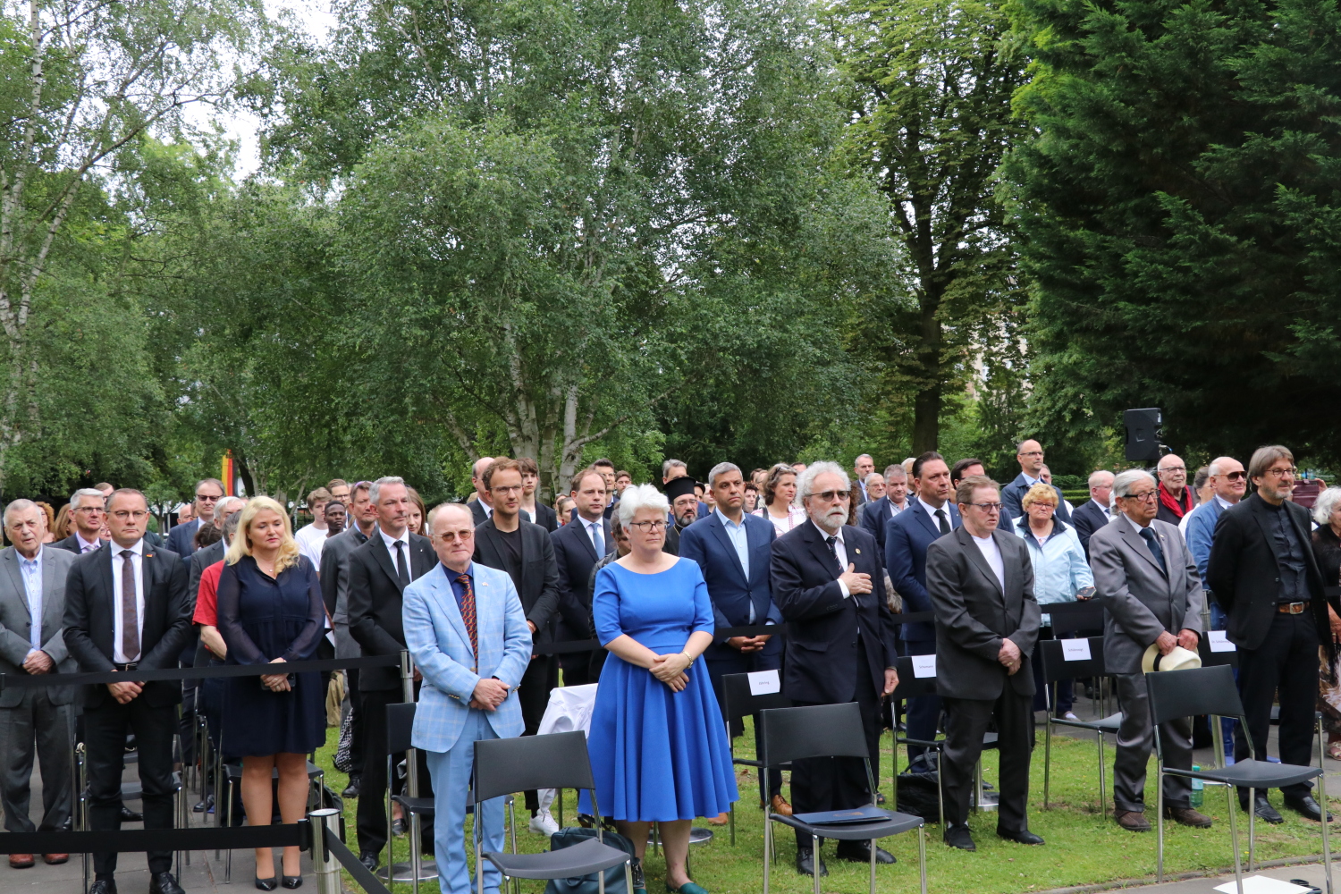 Die Gedenkenden auf dem Urnenfriedhof.