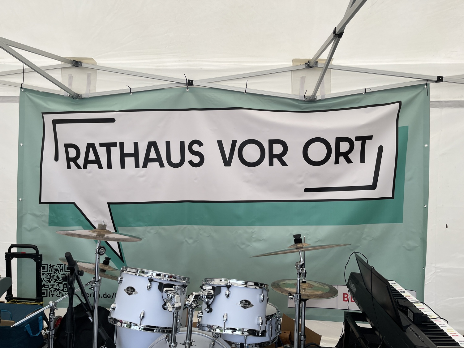 Banner Rathaus vor Ort hinter Schlagzeug