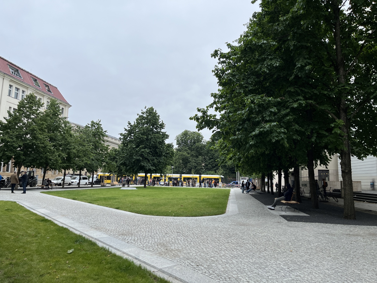 Bei der Neugestaltung erhielt der Hegelplatz neue Wege.