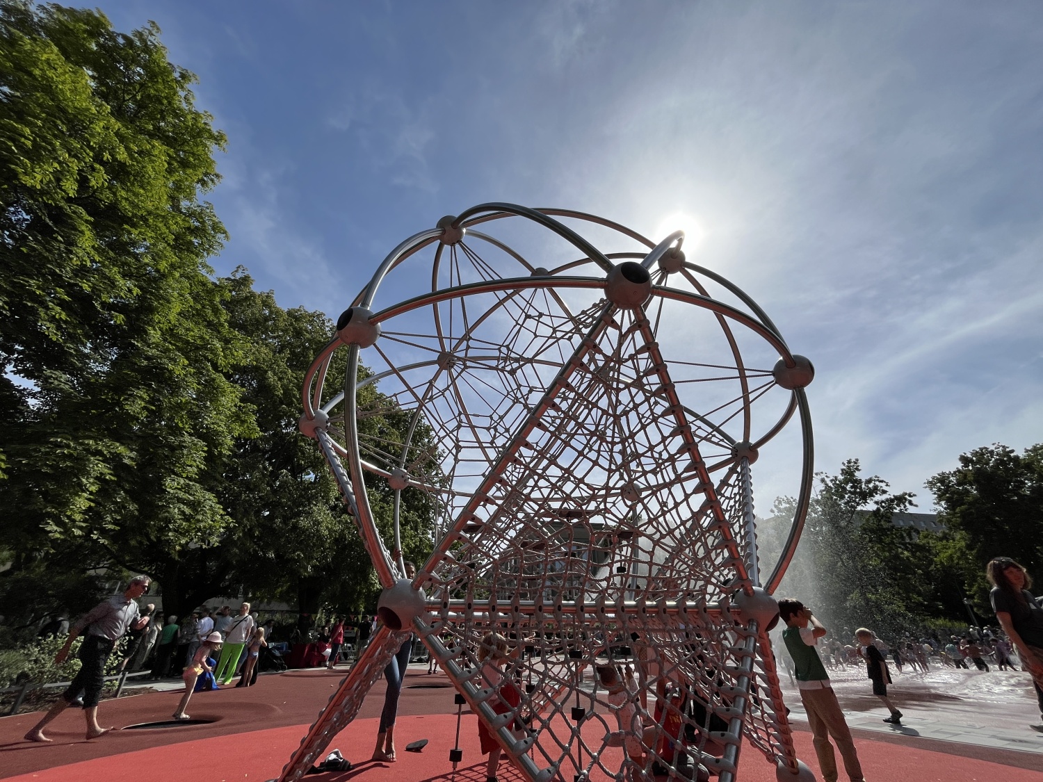 Das neue Spielgerät "Marsstation" erinnert an die ehemalige Mondstation, die einst an der Plansche stand.