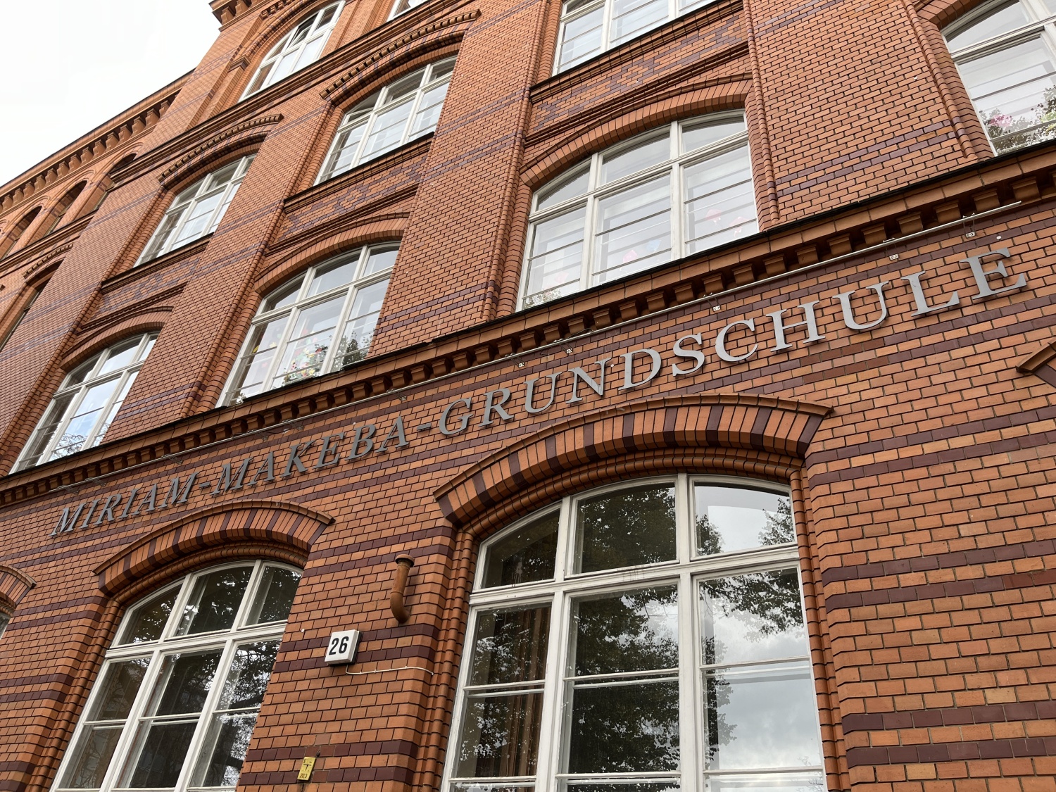 Die Fenster im mittleren Teil der Miriam-Makeba-Grundschule sollen bis zum Sommer 2025 denkmalgerecht saniert sein.