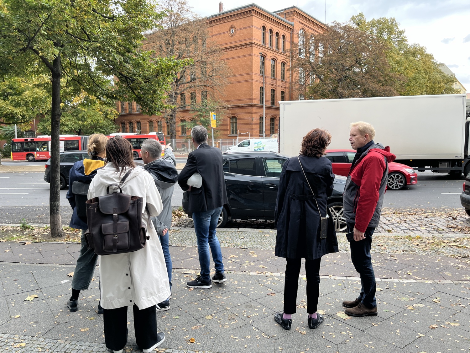 Vertreter des Facility Managements und der Denkmalschutzbehörde diskutierten über die Wirkung der Sonnenschutzverglasung an der Miriam-Makeba-Grundschule.