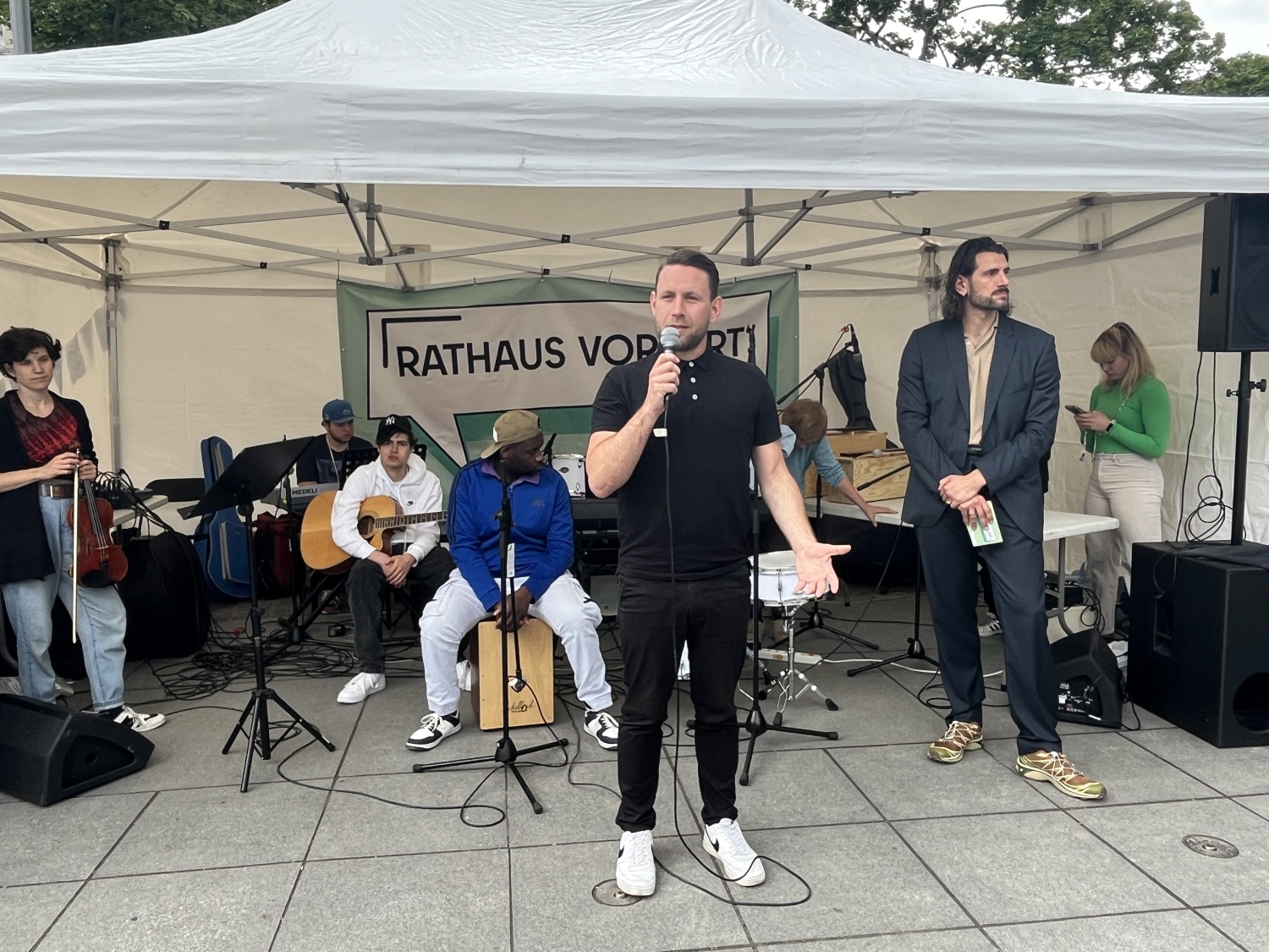 Laut Bezirksstadtrat Christoph Keller gibt es rund um den Leopoldplatz fünf Einrichtungen für Kinder und Jugendliche.