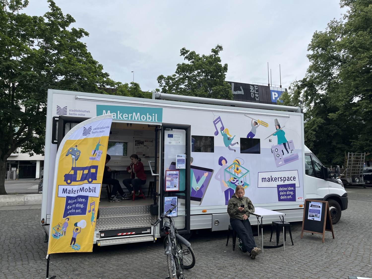Die Stadtbibliothek Mitte präsentierte sich mit dem Maker Mobil.