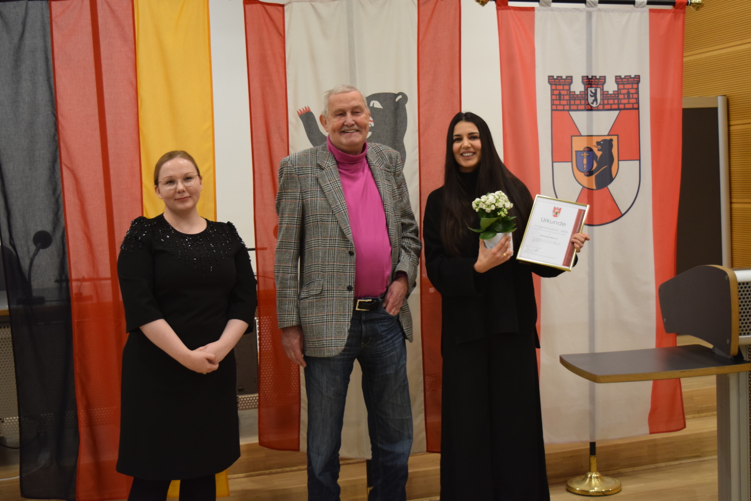BVV-Vorsteherin Jelisaweta Kamm, der Bezirksverordnete Klaus Kundt und Muna Nasser, die Geschäftsführerin des Verein Schülerpaten bei der Verleihung des Integrationspreises 2024.