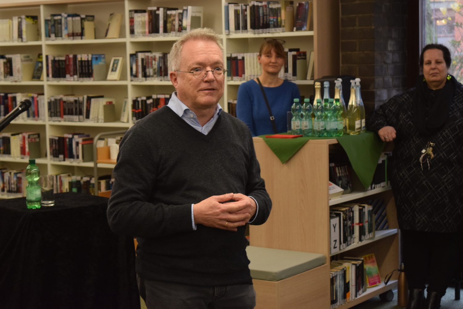 Stefan Rogge hält eine Rede im Krimisalon der Bruno-Lösche-Bibliothek.