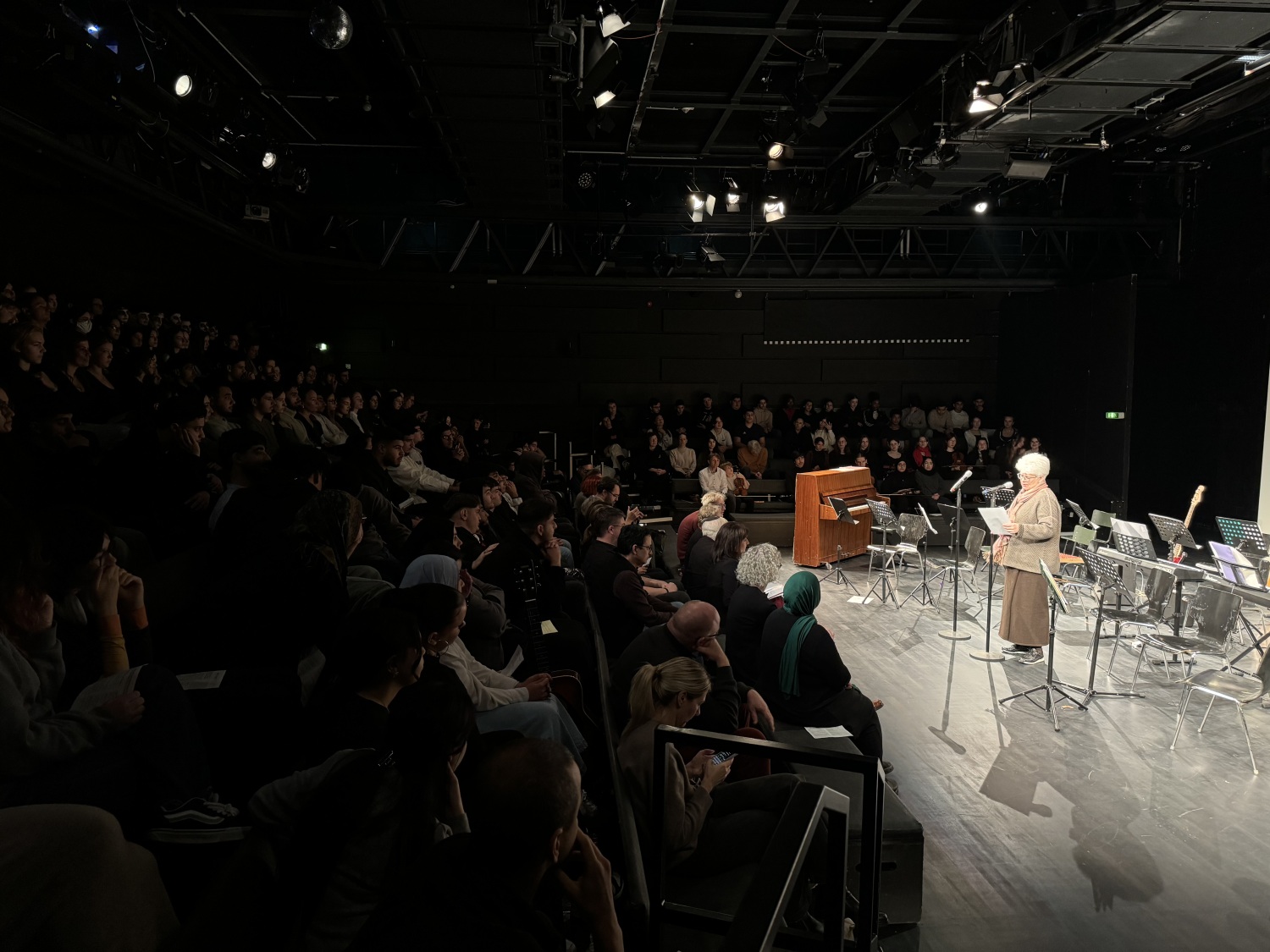 Bezirksbürgermeisterin Stefanie Remlinger bei ihrer Begrüßungsrede zur Gedenkveranstaltung im Grips Theater