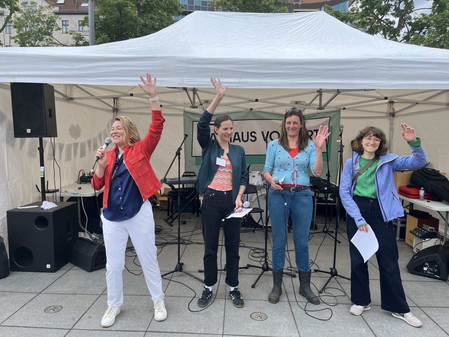 Die Europabeauftragte Marina Mantay (l.) und Vertreterinnen des Integrationsbüros und von "Demokratie in der Mitte" stellten die Ergebnisse der Symbolwahl vor.