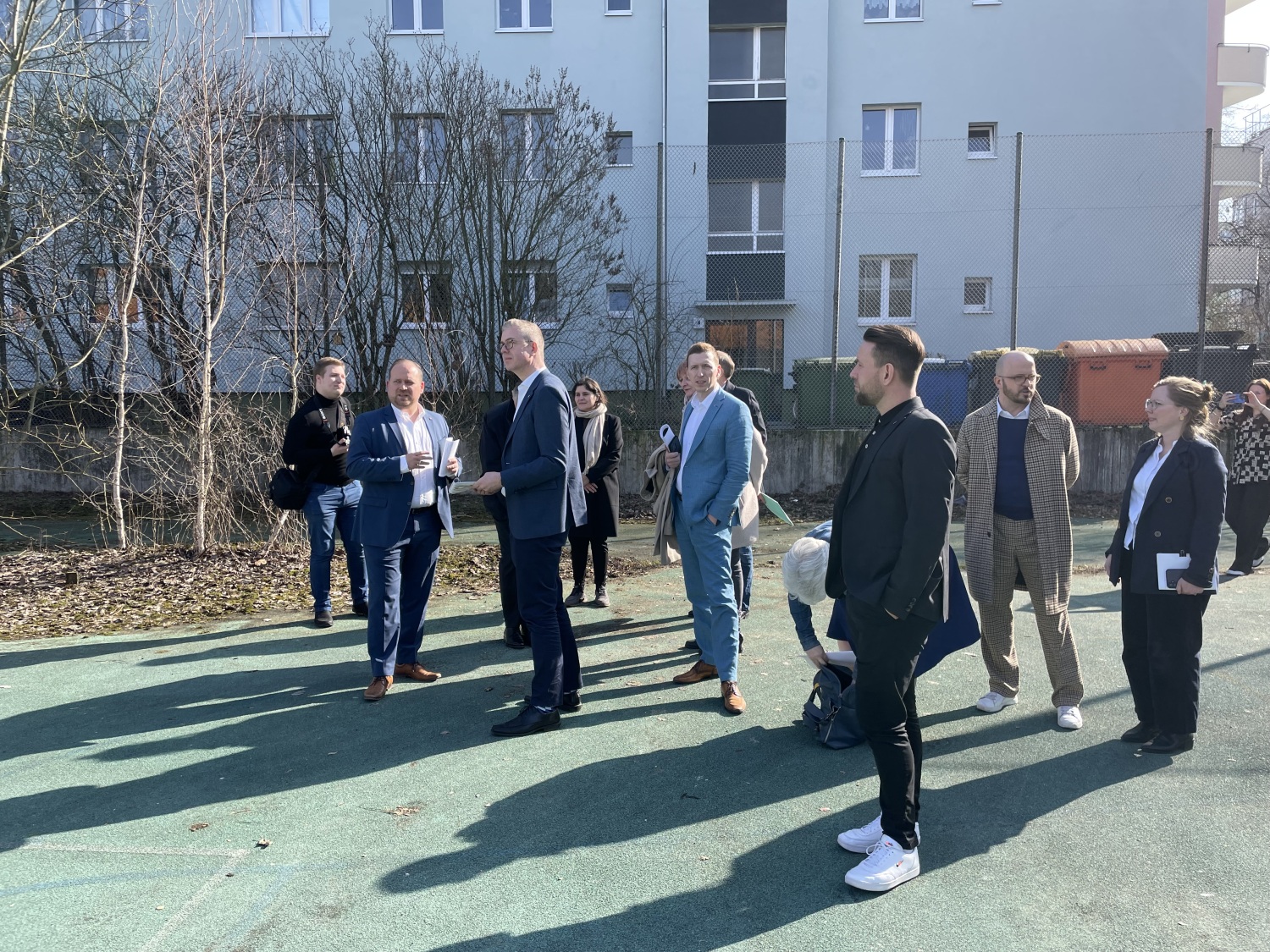 Finanzsenator Evers im Austausch mit Bezirksamtsmitgliedern am Schulstandort Diesterweg