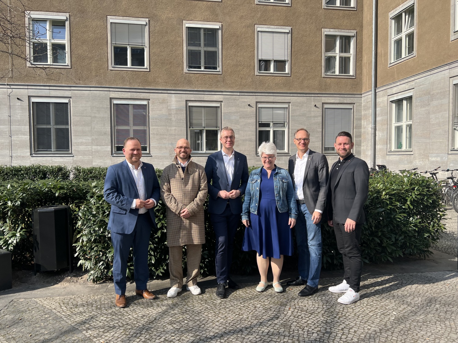 Finanzsenator Evers mit Bezirksbürgermeisterin Remlinger und den Mitgliedern des Bezirksamtes vor dem Rathaus Tiergarten