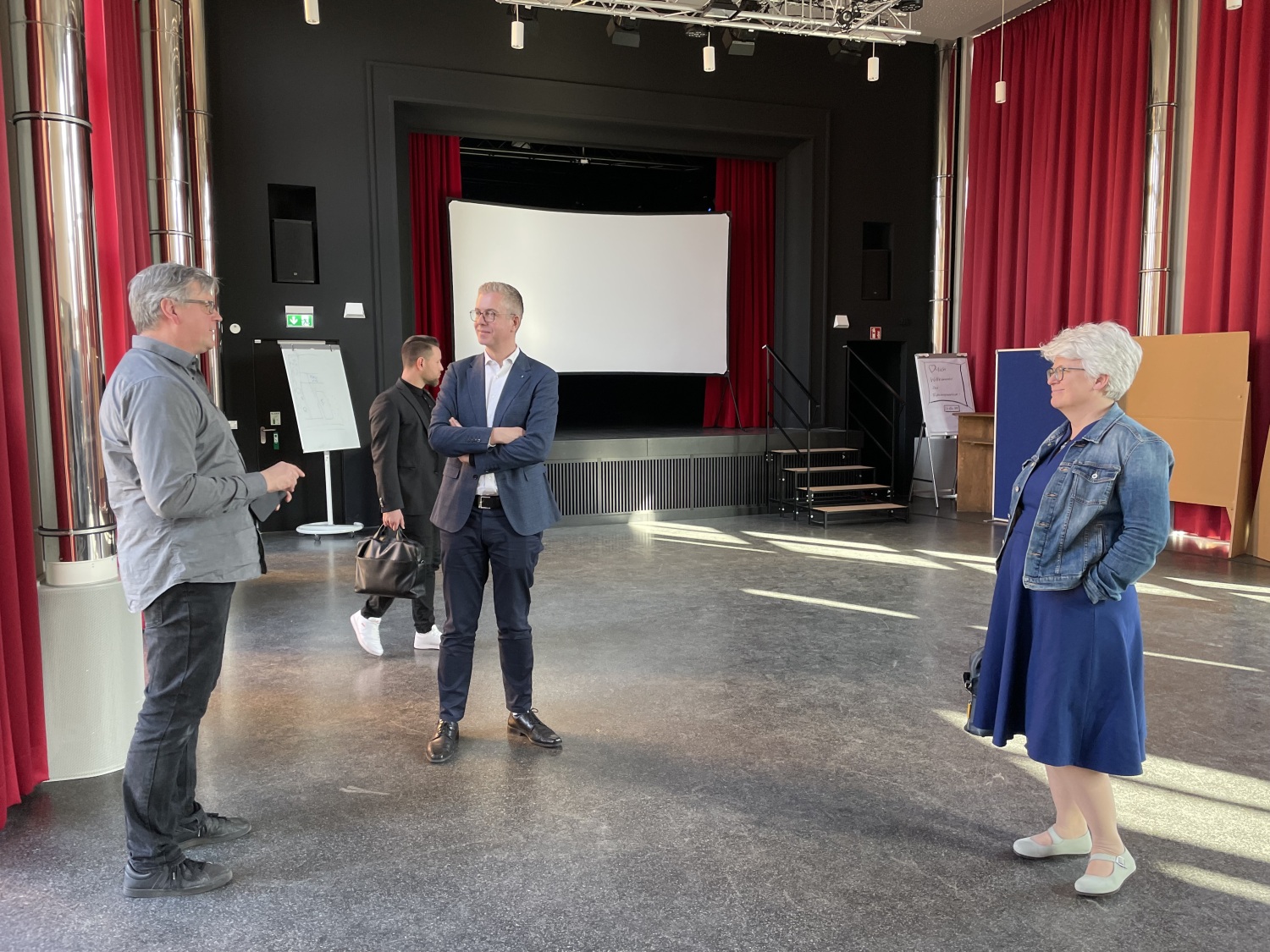 Finanzsenator Evers im Gespräch mit Bezirksbürgermeisterin Remlinger und Einrichtungsleitung Wichert im Haus der Jugend