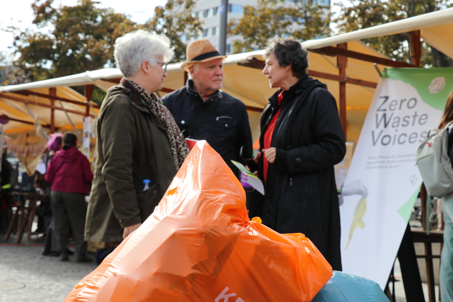 Bezirksbürgermeister Remlinger im Gespräch mit Bürger_innen