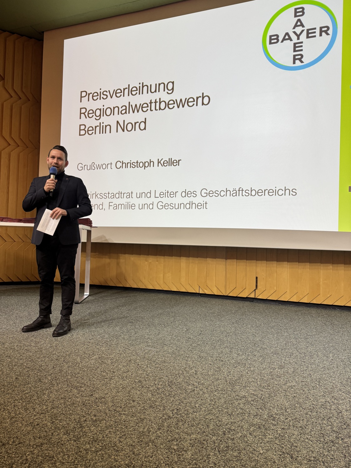 Christoph Keller hält ein Grußwort auf der Preisverleihung des Regionalwettbewerbs Berlin Nord von Jugend forscht