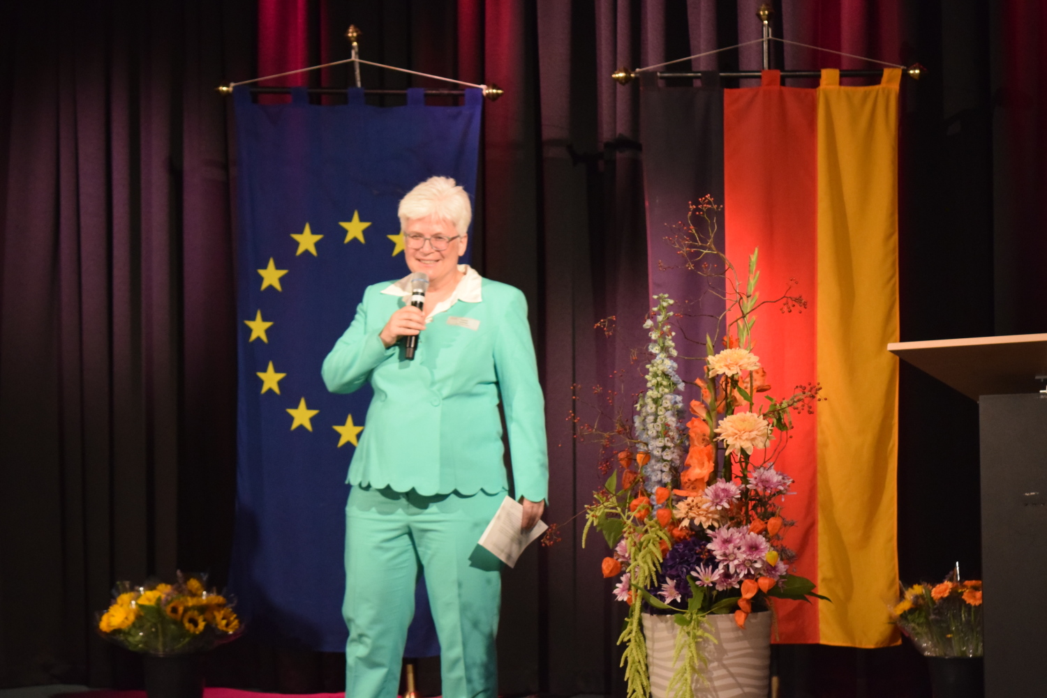 Bezirksbürgermeisterin Stefanie Remlinger appellierte an die Neubürger*innen sich aktiv in die Gesellschaft einzubringen.