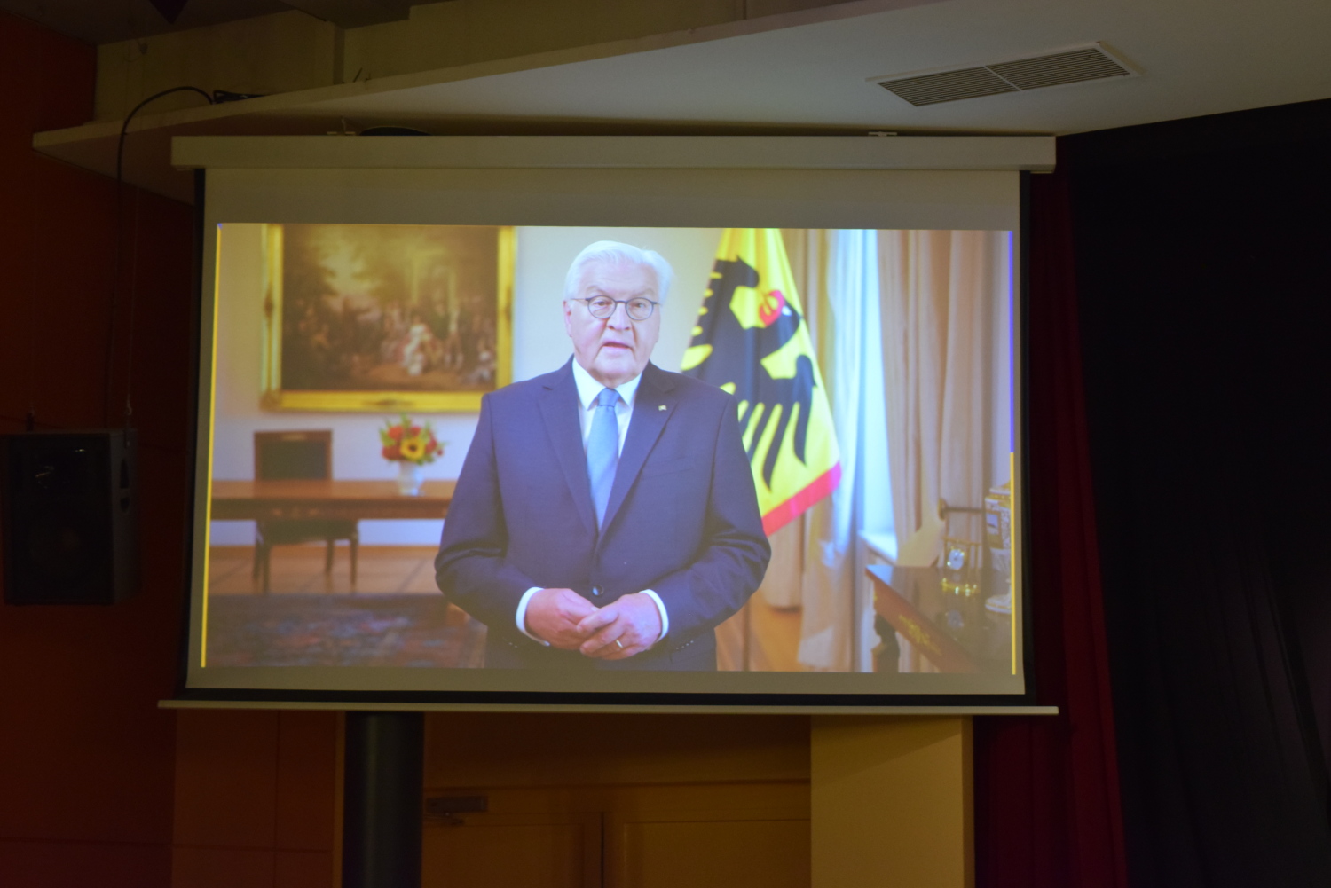 Bundespräsident Frank-Walter Steinmeier richtete per Videobotschaft einen Gruß an die Neubürger*innen.