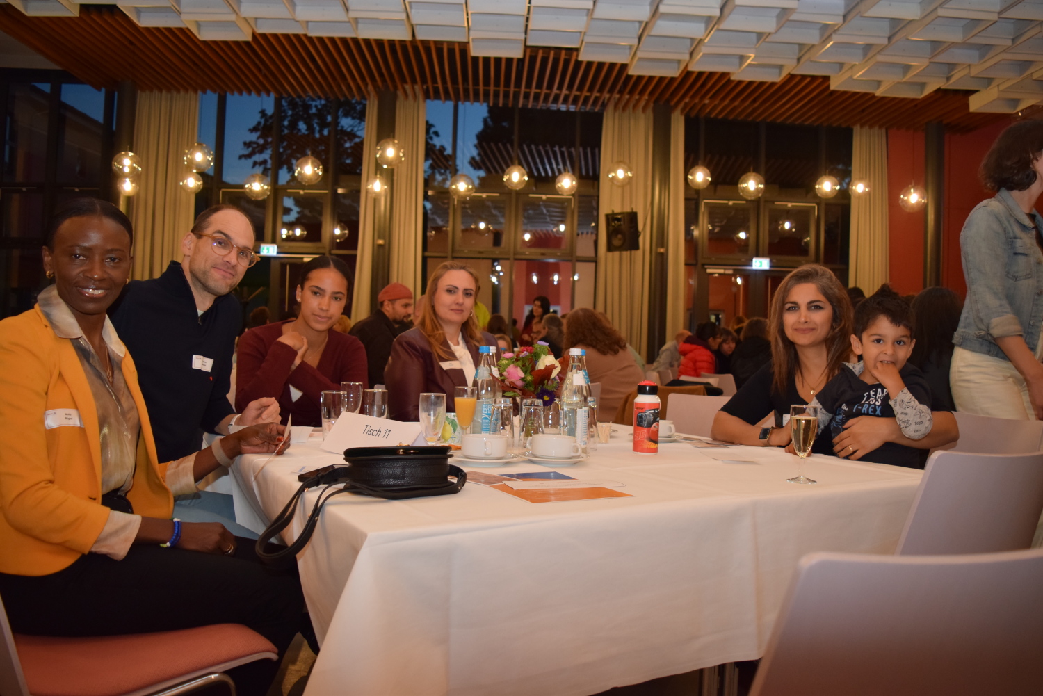 Teilnehmende der Einbürgerungsfeier in Berlin-Mitte