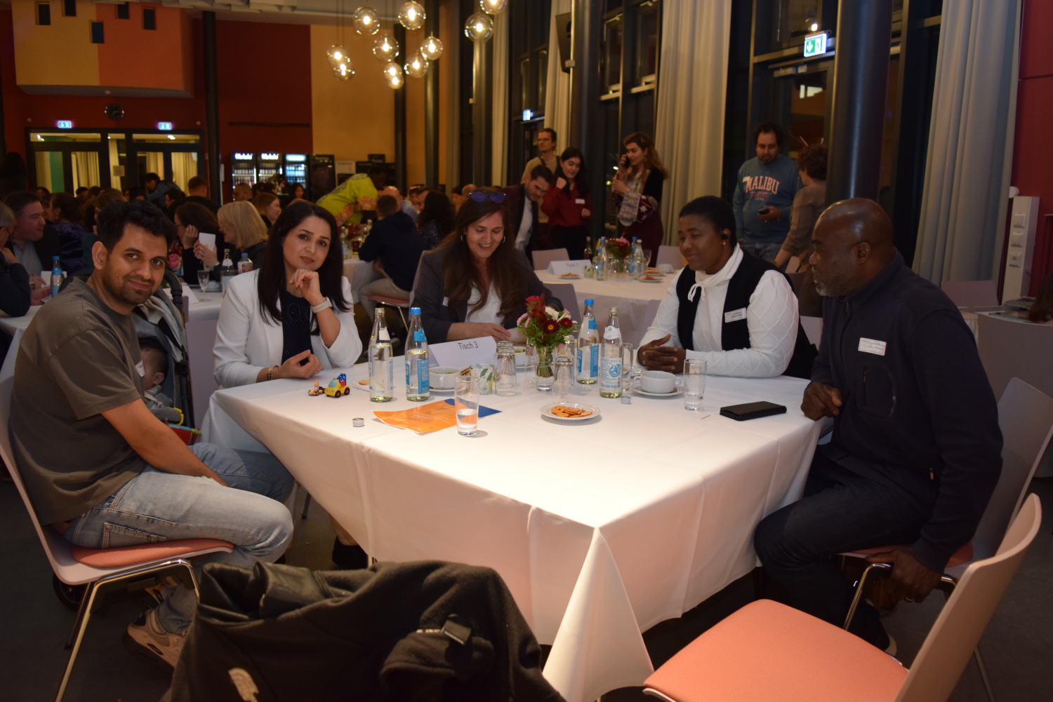 Teilnehmende der Einbürgerungsfeier in Berlin-Mitte