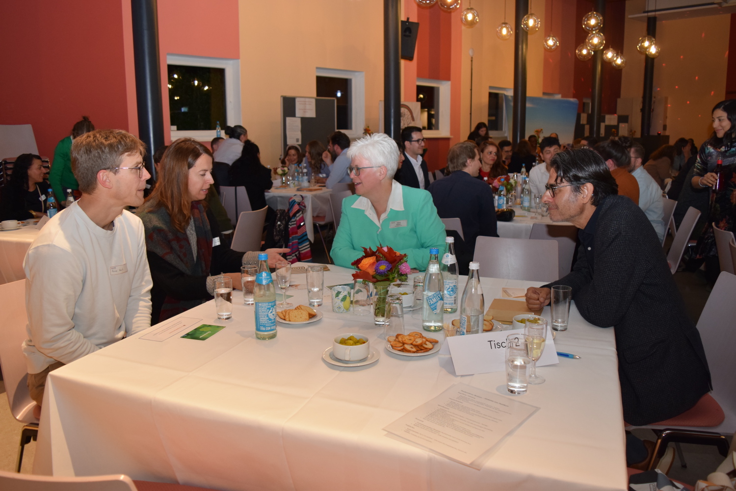 Bezirksbürgermeisterin Stefanie Remlinger mit Teilnehmenden der Einbürgerungsfeier in Berlin-Mitte