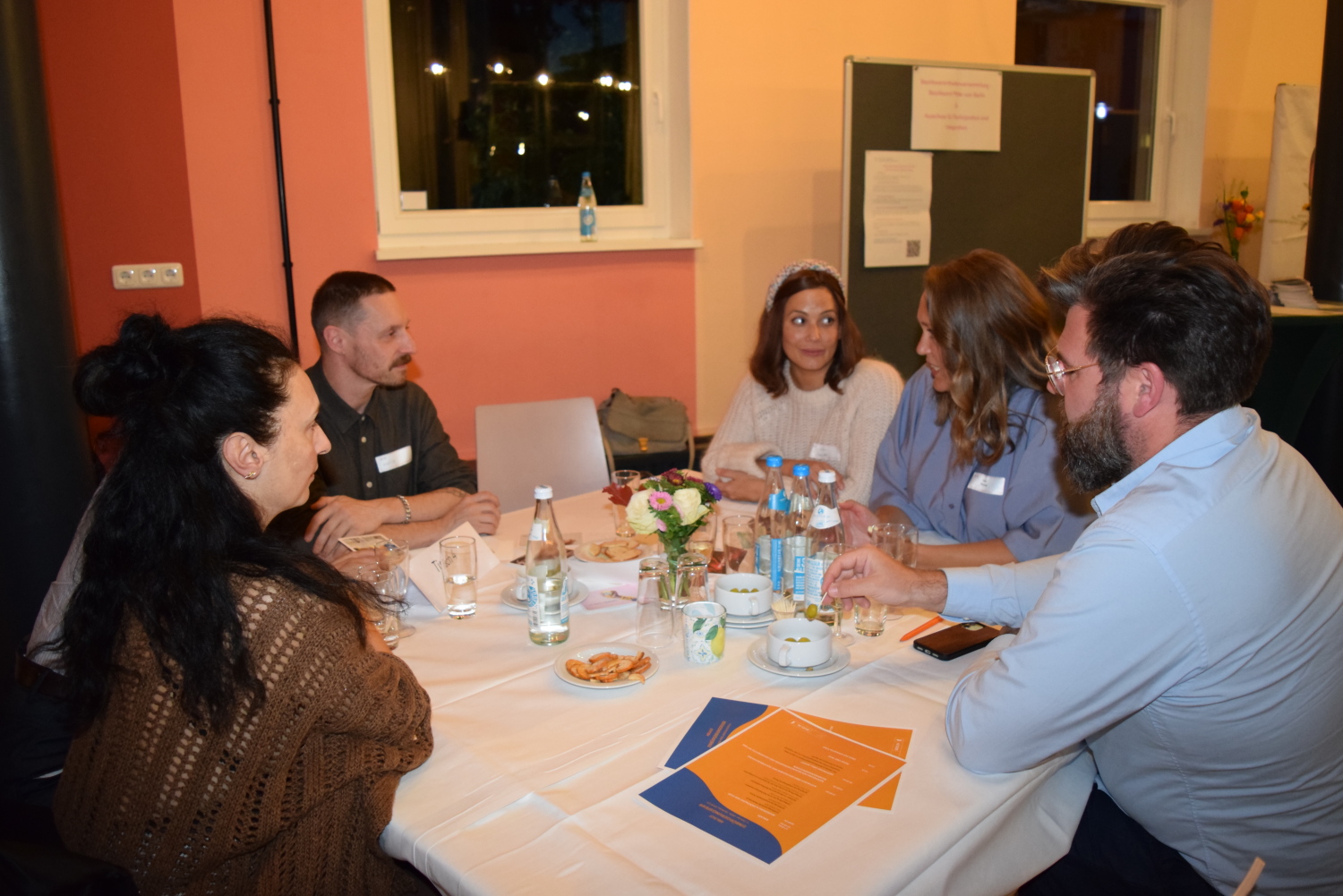 Teilnehmende der Einbürgerungsfeier in Berlin-Mitte