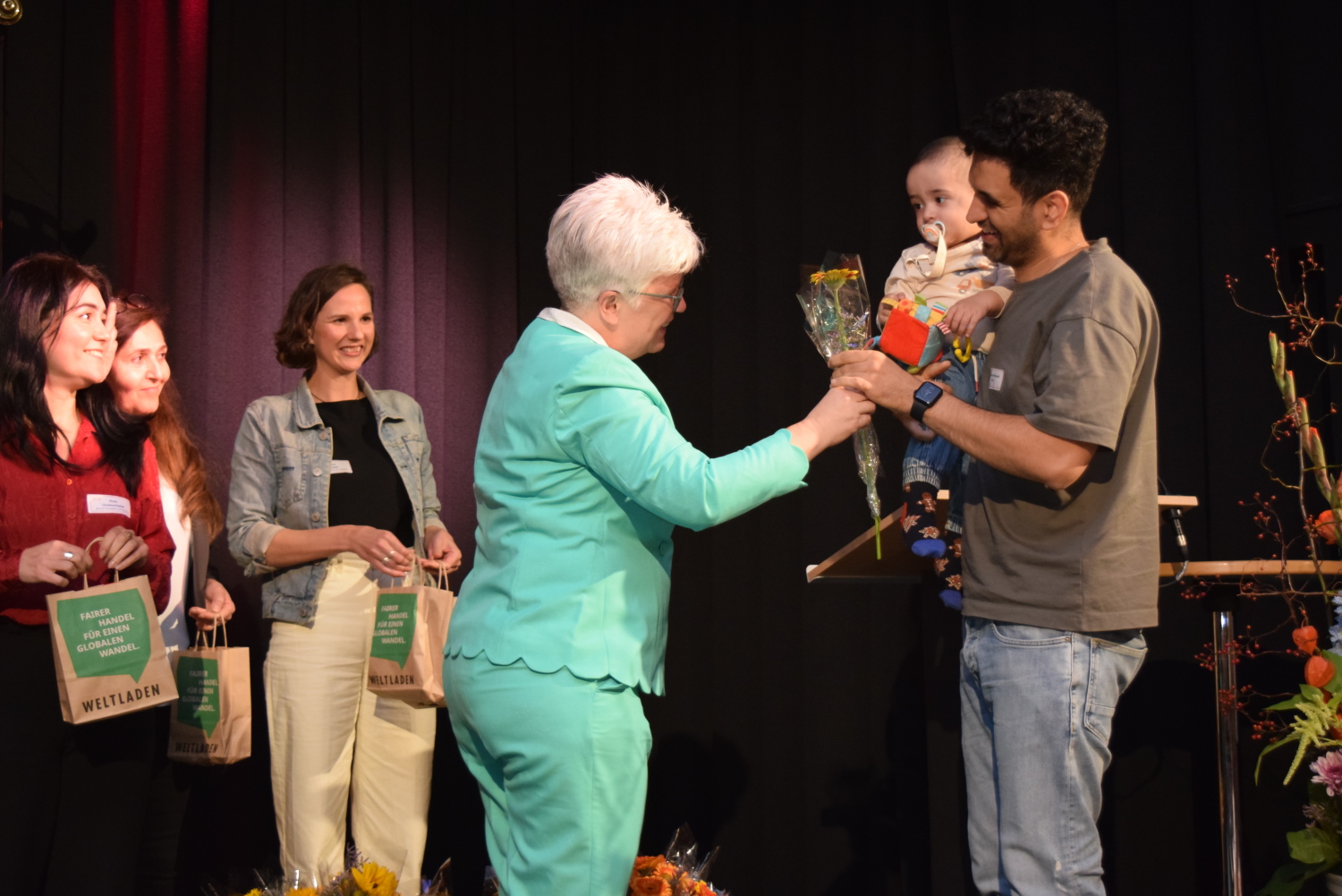 Für alle Neubürger*innen gab es eine Blume und ein kleines Präsent, u.a. ein Grundgesetz.