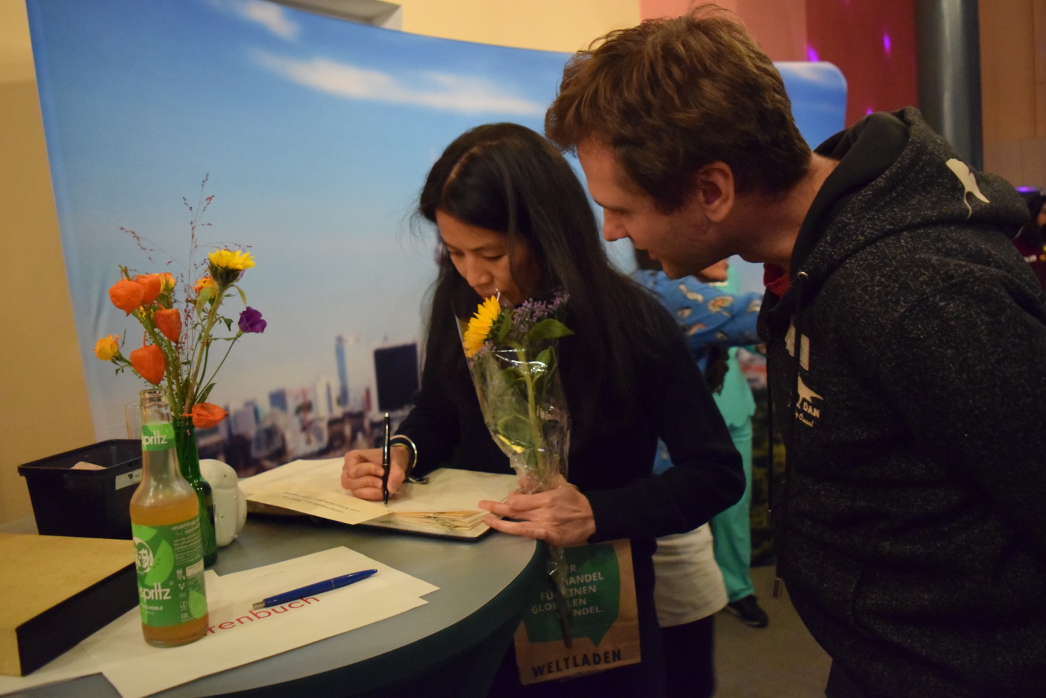 Die Neubürger*innen hatten auch die Gelegenheit, einen Eintrag im Ehrenbuch des Bezirks Mitte zu hinterlassen.