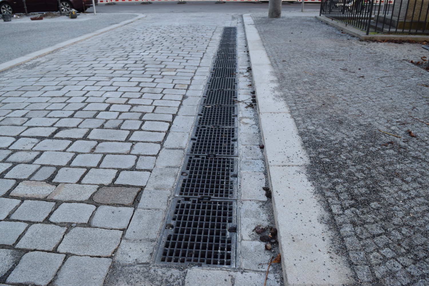 Die neuen Filterrinnen enthalten ein Substrat, das Regenwasser reinigt und ins Grundwasser versickern lässt.
