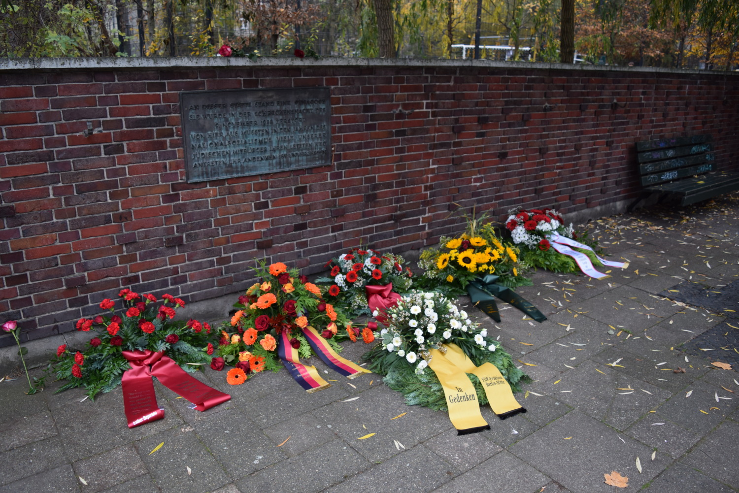 Kränze am Levetzow Denkmal.
