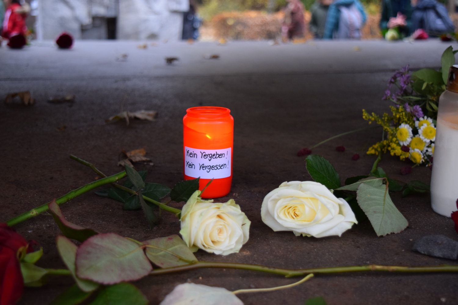 Kerze am Levetzow Denkmal mit Aufschrift: "Kein Vergeben! Kein Vergessen!"