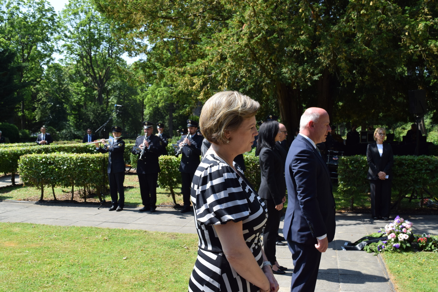 Die Präsidentin des Abgeordnetenhauses Cornelia Seibeld, Bundeswirtschaftsministerin Katherina Reiche und der Regierende Bürgermeister Kai Wegner legten Kränze nieder und gedachten in einer Schweigeminute der Opfer des 17. Juni 1953.