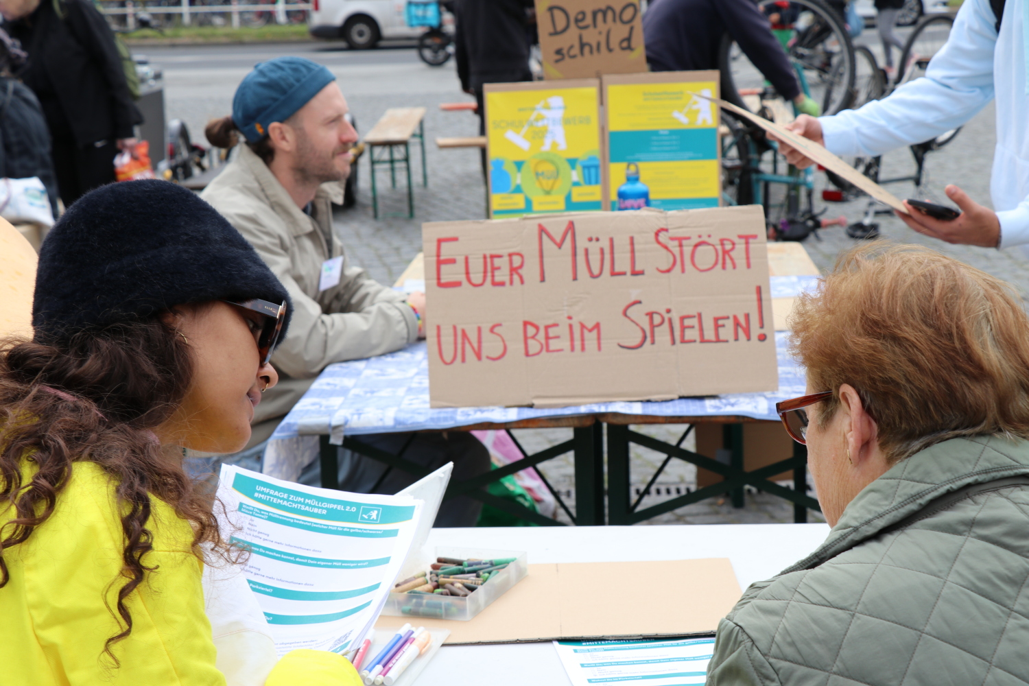 Eine Frau füllt einen Fragebogen zu Müll im Kiez aus