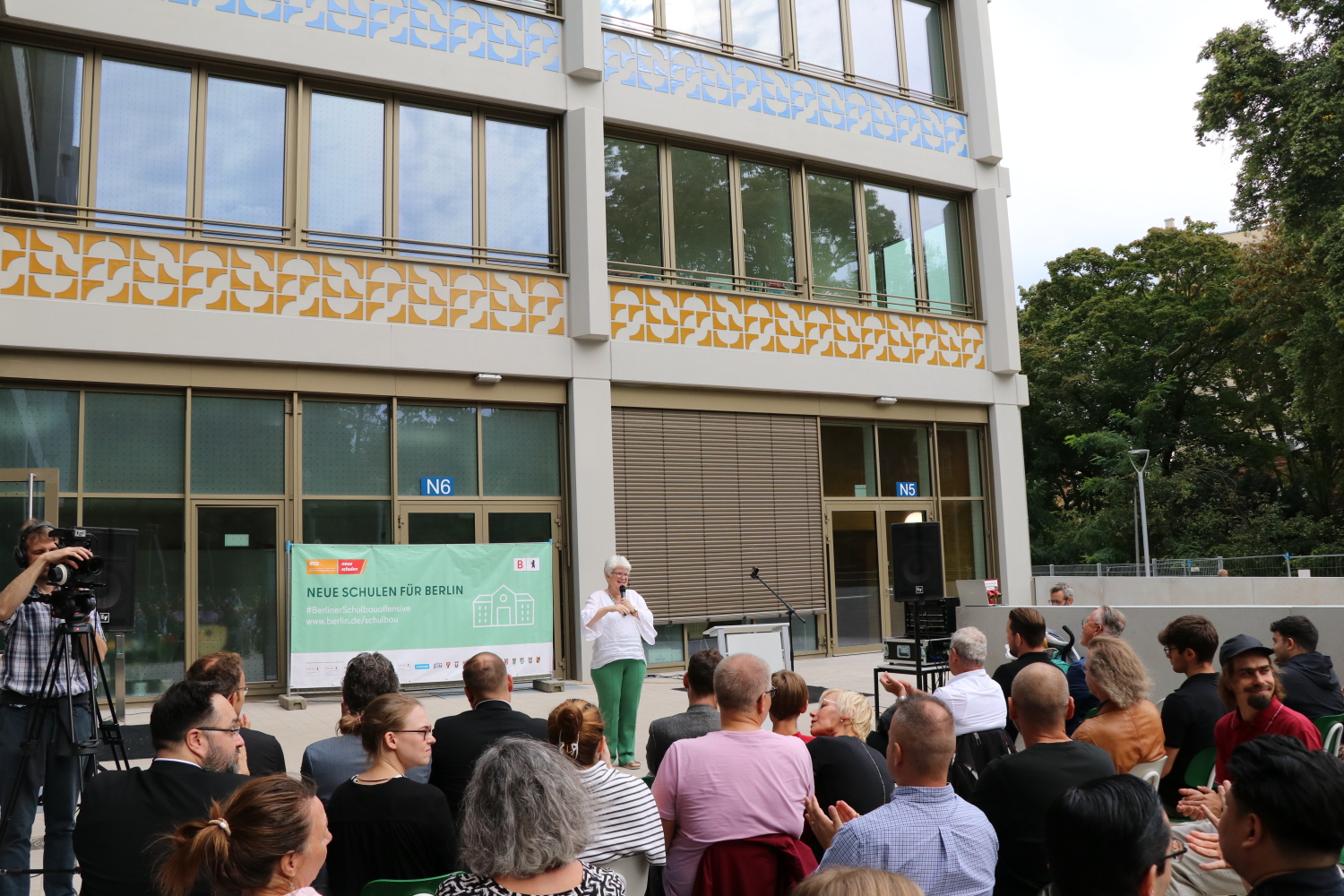 Bezirksbürgermeisterin Stefanie Remlinger spricht auf der Eröffnung der Anna-Lindh-Schule
