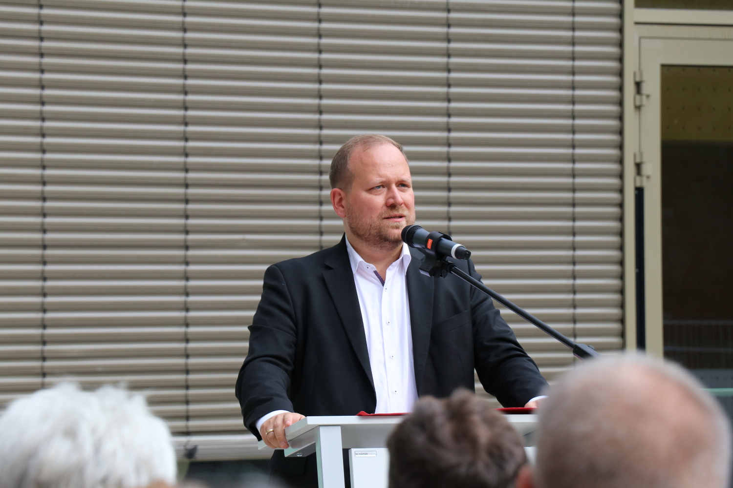 Bezirksstadtrat Benjamin Fritz spricht auf der Eröffnung der Anna-Lindh-Schule