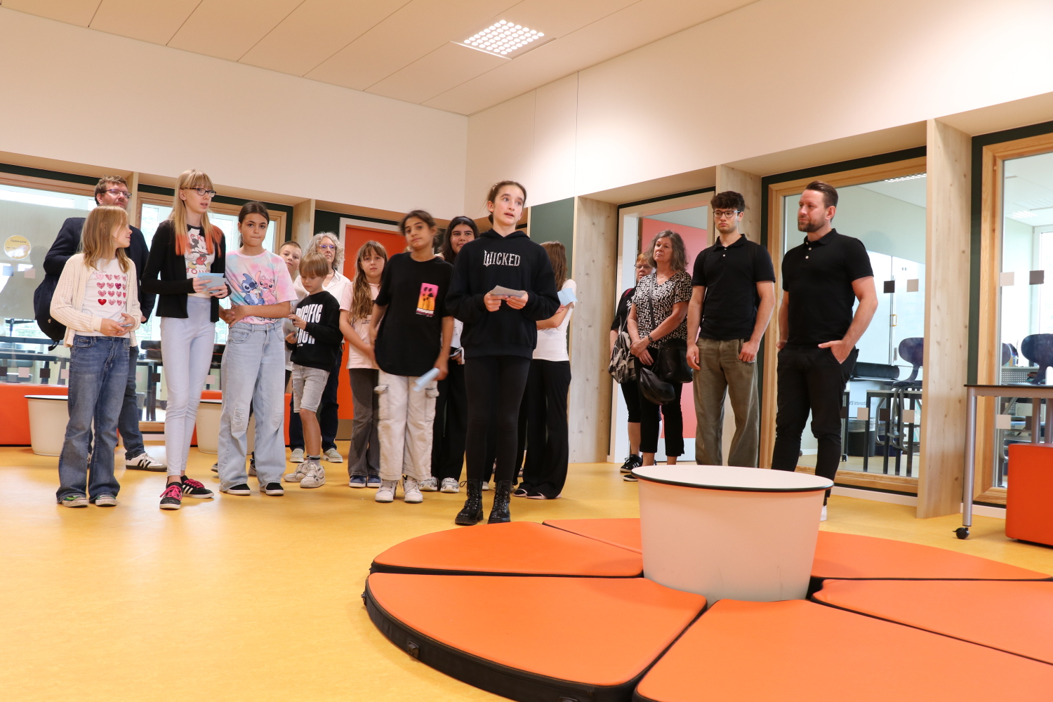 Schüler*innen der sechsten Klasse führen Besucher der Eröffnung durch das neue Schulgebäude