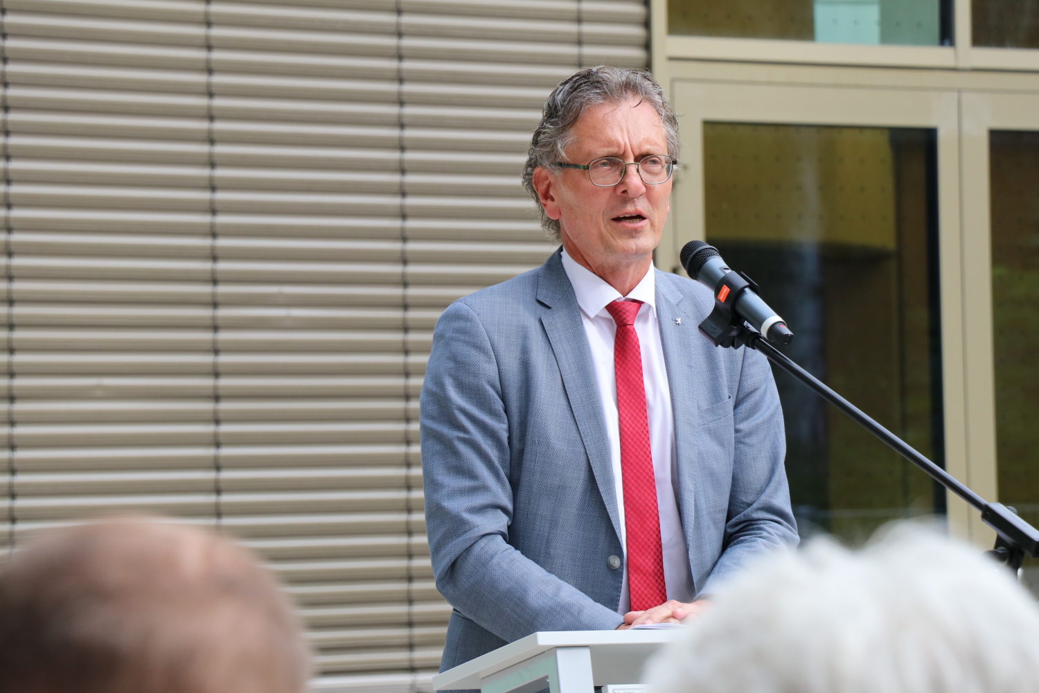 Senator Geabler spricht auf der Eröffnung der Anna-Lindh-Schule Schule.