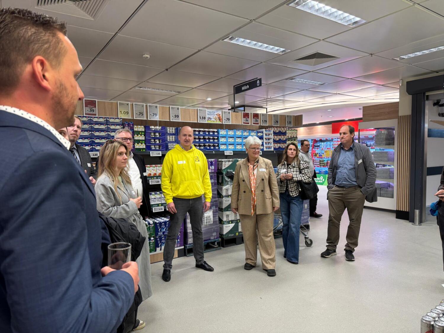 Bezirksbürgermeisterin Stefanie Remlinger und weitere Vertreter*innen sind bei der Eröffnung des neuen Lebensmitteldiscounters