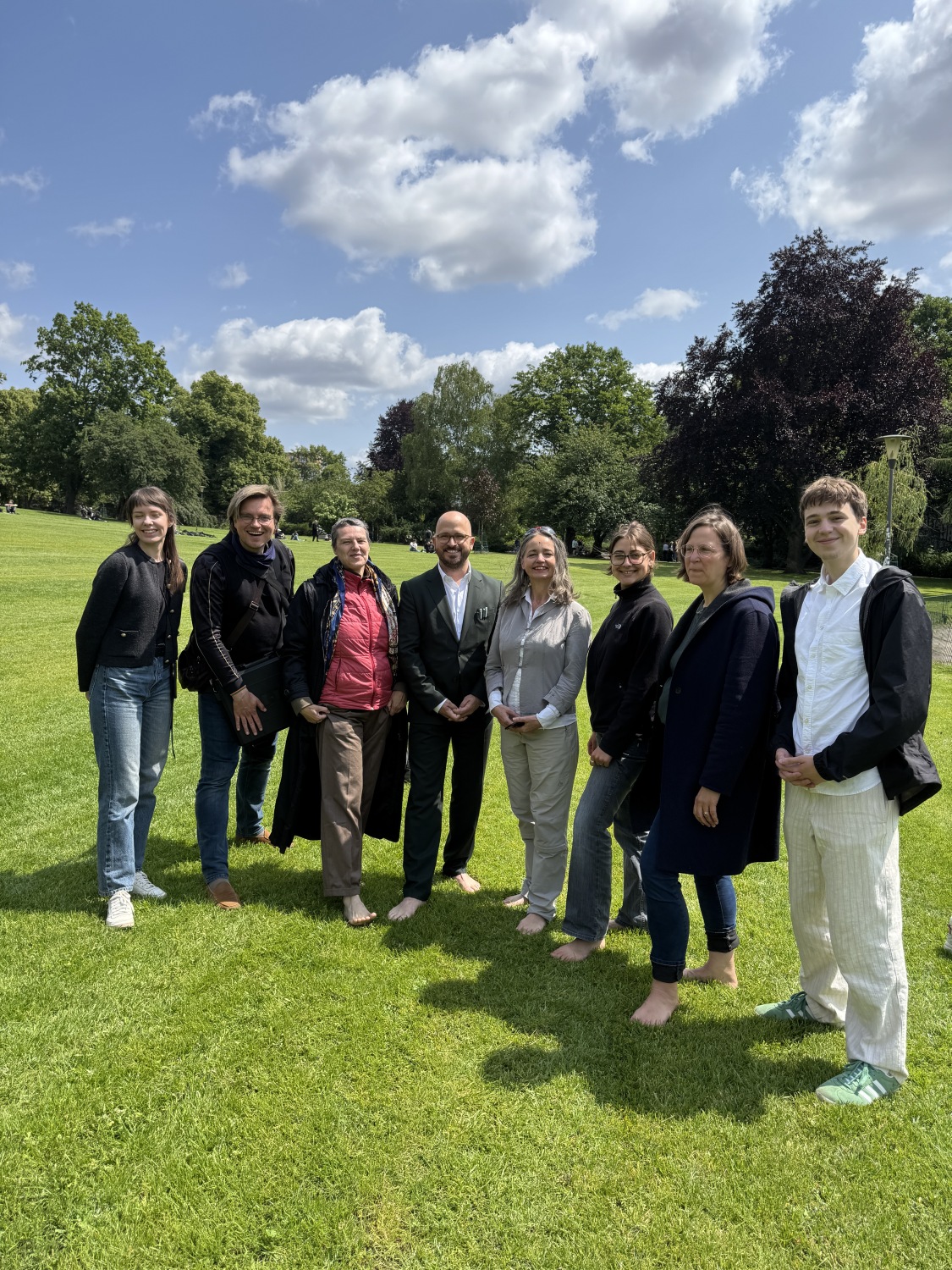 Gruppenfoto zur Wiedereröffnung des Rasens im Weinbergspark