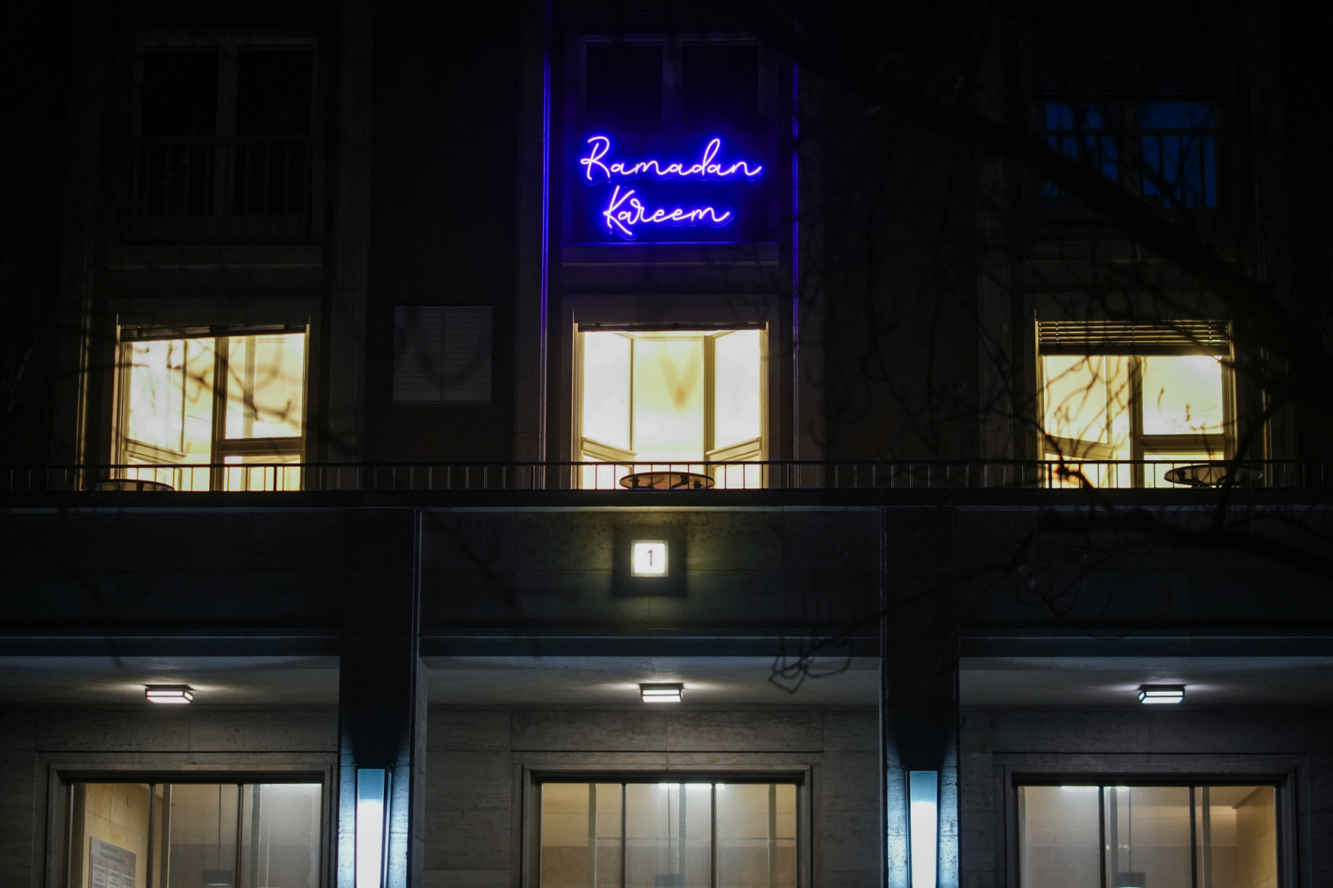 Leuchtgruß zum Ramadan an der Fassade des Rathaus Tiergarten.