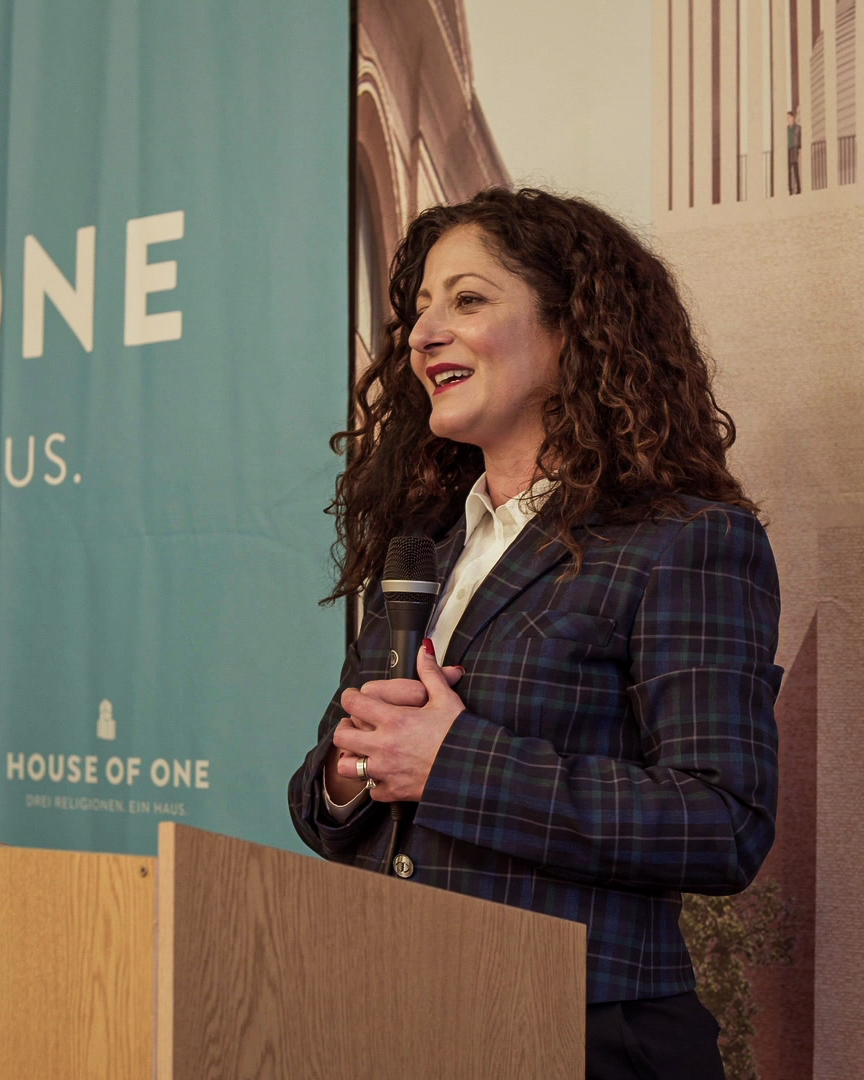 Senatorin Cansel Kiziltepe begrüßt die Anwesenden.