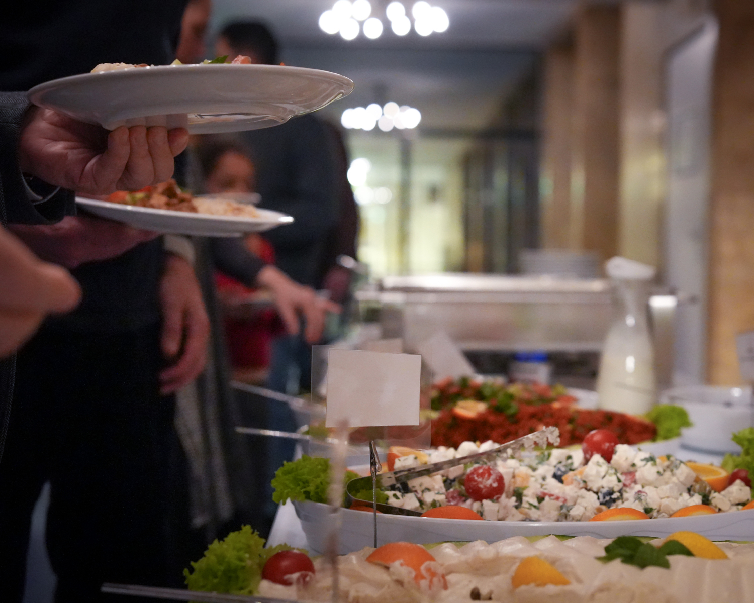 Buffet beim interreligiösen Fastenbrechen.