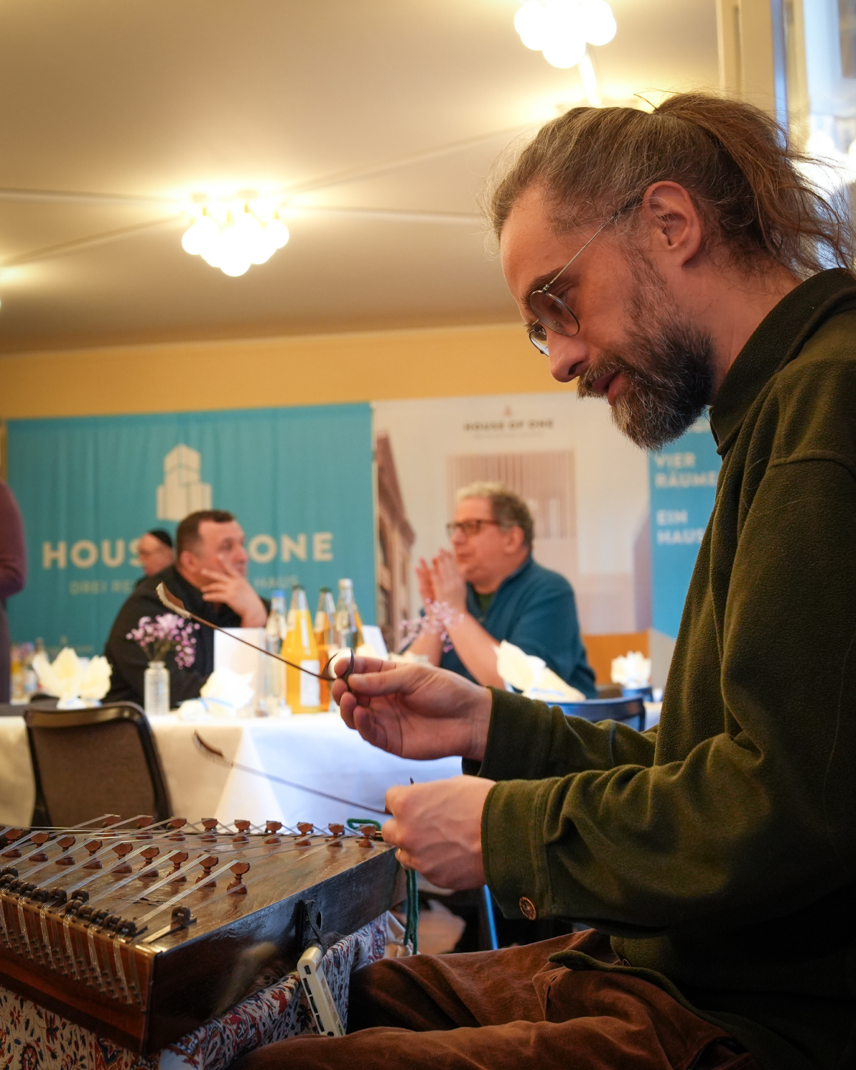 Musikeinlage beim interreligiösen Fastenbrechen.