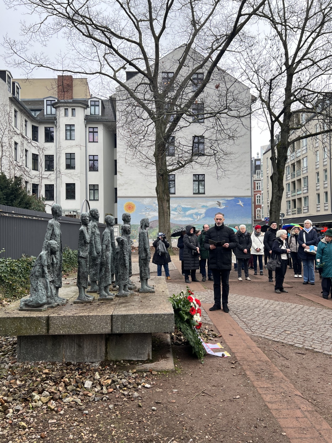 Gedenken am Mahnmal an der Großen Hamburger Straße