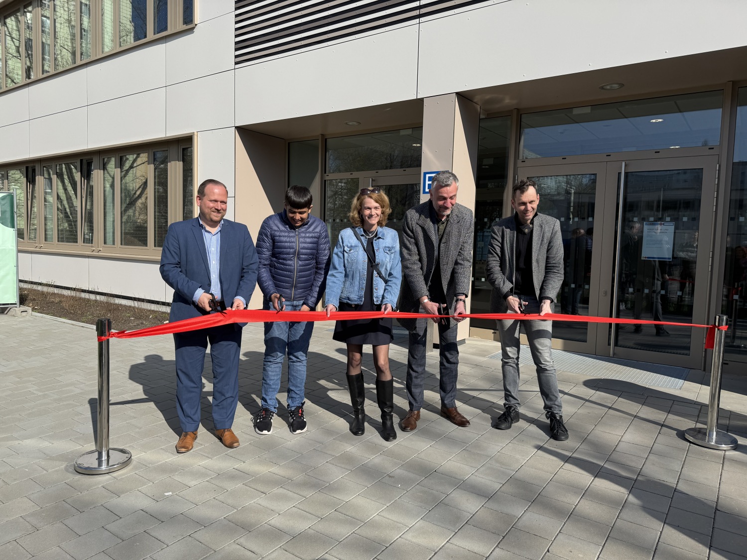 Eröffnung des modularen Ergänzungsbaus durch Bezirk, Senat, Schulleitung und Schüler.