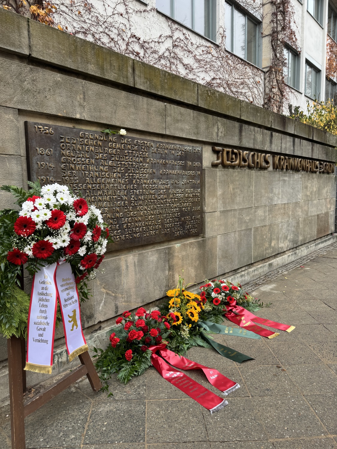 Kränze vor dem Denkmal am Jüdischen Krankenhaus in Mitte.