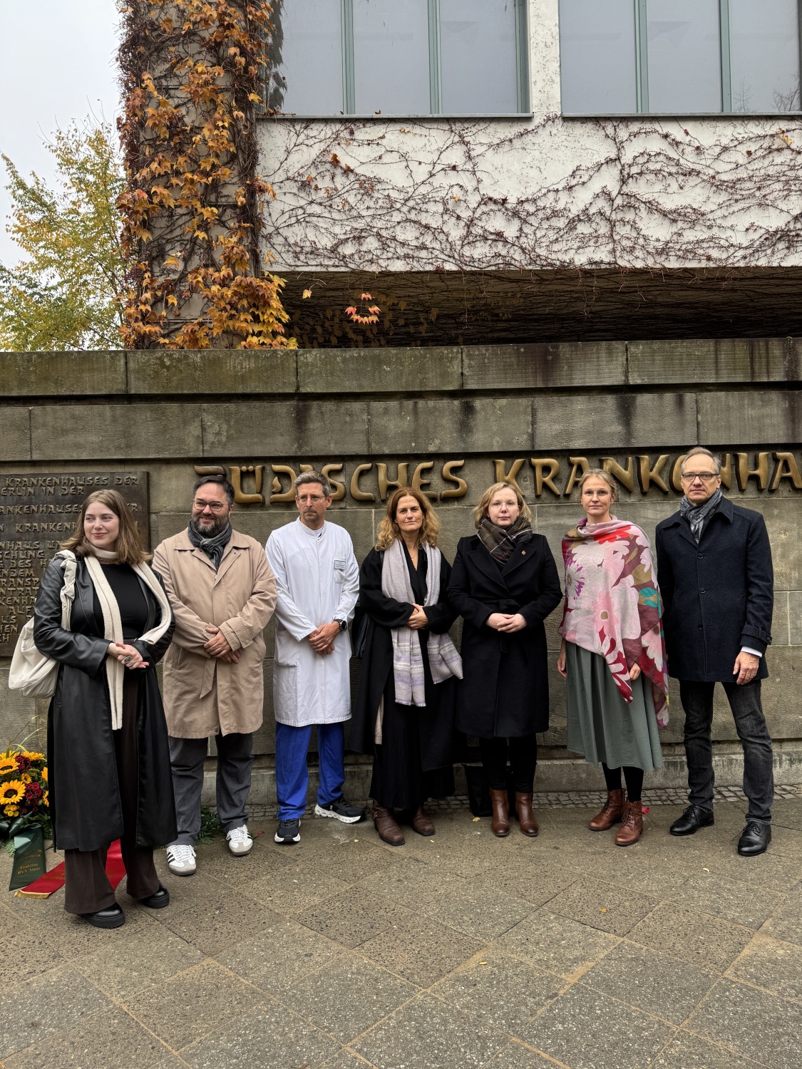Teilnehmer*innen des Gedenkens am Jüdischen Krankenhaus.