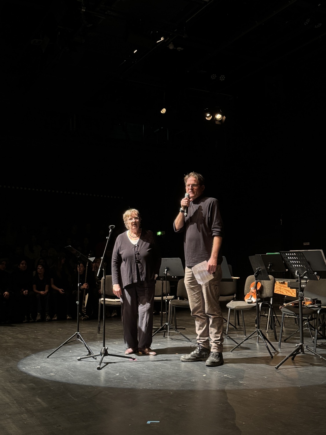 Cynthia Segner und Winfried Tobias eröffnen die Veranstaltung im GRIPS Theater