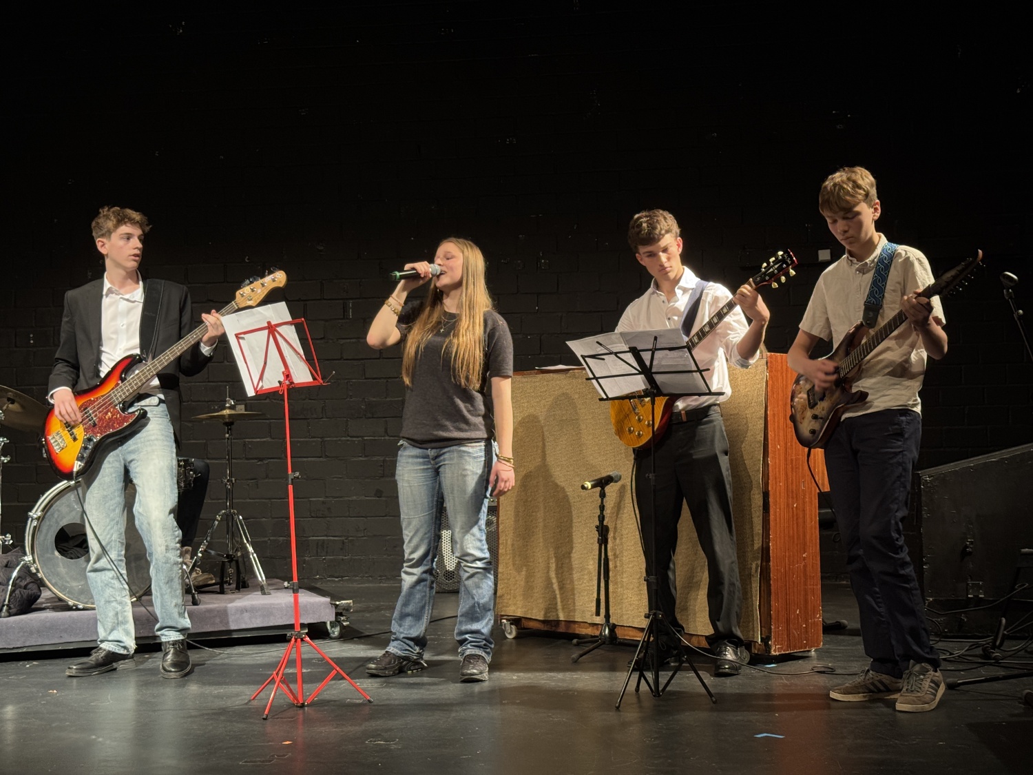 Schüler*innen des Französischen Gymnasiums beim Vortragen eines Musikstücks.